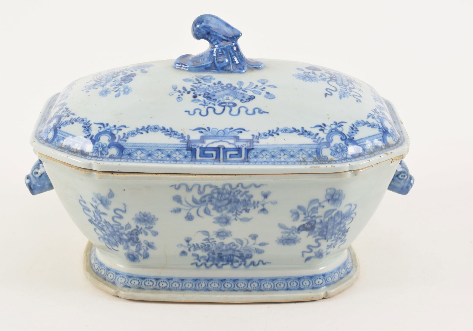 Porcelain covered tureen. Chinese export ware. Ca. 1760. Boars head handles. Fitzhugh style (1 of 6)