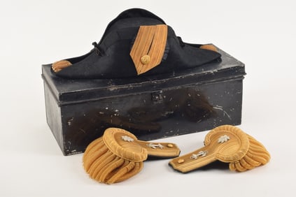19th century US Navy admiral's chapeau de bras bicorn hat and epaulets set in box. Set in good
