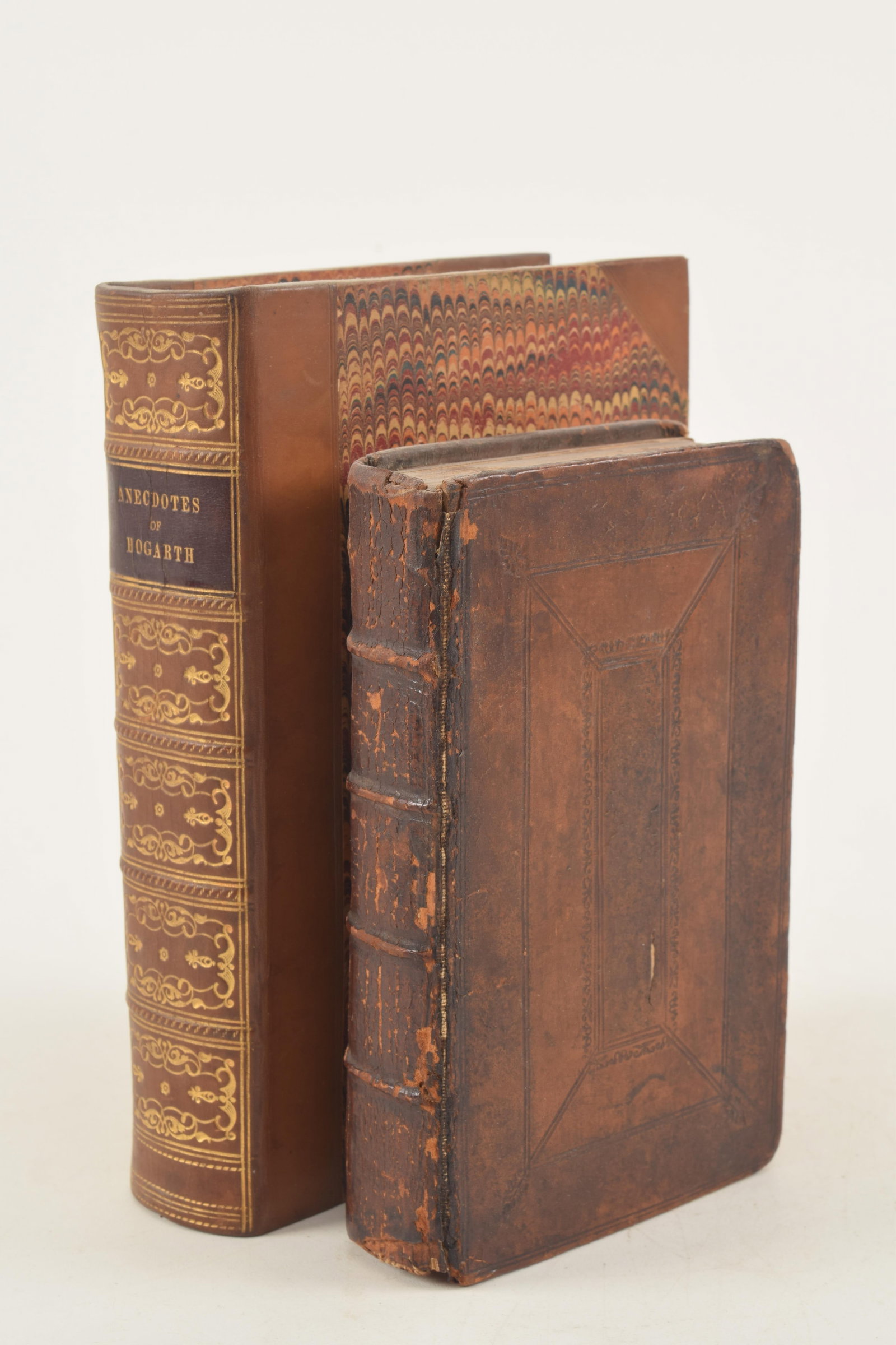 [William Hogarth] 1) Hudibras by Samuel Butler. London: T.W., et al, 1726. William Hogarth: [William Hogarth] 1) Hudibras by Samuel Butler. London: T.W., et al, 1726. William Hogarth illustrations. Full leather binding. Front hinge cracked and restored. Owner's name in blue ink on first fly