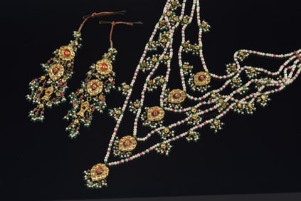 Mid 20th century Indian Jiapur enameled 18K gold necklace and earring set. Red and green enamel gold