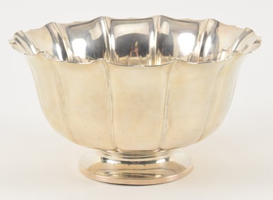Cartier sterling silver scallop top lobed bowl. 9.5 x 5.5in. 25.5 ozt.