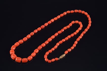 Antique coral graduated bead necklace with 14K gold clasp. Barrel form beads, largest approx. 10mm.