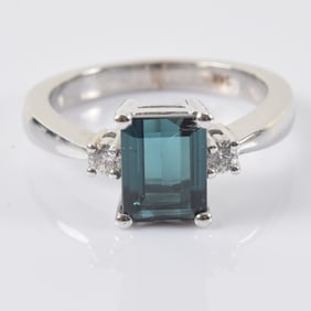 14K white gold green/blue tourmaline mounted ring. Rectangular cut stone measures 8 x 6mm. Marked