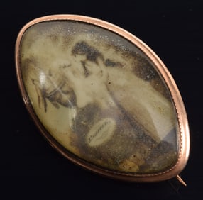 Early 19th century mourning pin. Gold case. Woman mourning before an urn inscribed "L'Amitie"