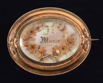 Victorian 14K gold friendship pin. Personalized with "Minnie" surrounded by floral sprigs on a