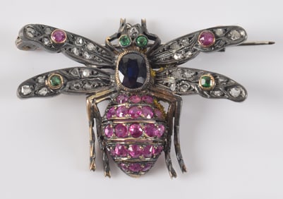19th century silver on gold gem set bee pin. Central oval cut sapphire measures 5.7 x 4.5mm and is
