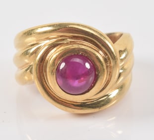 Retro 14K gold ruby ring. Round ruby stone measuring 6.2mm diameter. Partial mark on band. Tests as