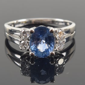 18K white gold 2ct sapphire mounted ring. Oval cut sapphire a light cornflower blue color, about
