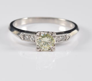 Vintage platinum yellow diamond ring. Central diamond of a pale yellow color and measuring 4.5mm