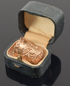 14K gold thimble in case. Repousse scrolling decoration. Marked 14K on interior top. 5.9 grams.