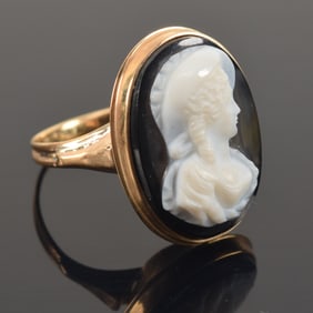 14K gold onyx cameo ring. Ring size 5.75. 3.6 grams.