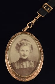 Victorian 14K gold pendant necklace. Engraved decoration, monogram on reverse. Buckle clasp with