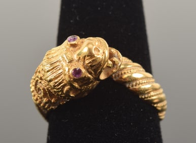 18K gold lion's head ring. Ruby eyes. Gadrooned decoration and wirework collar. Marked 750. Ring