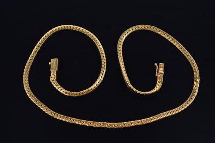 14K gold necklace. Several dents in chain. Marked 14K. 18in length. 8.4 grams.