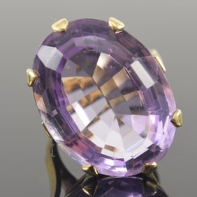 Large 14K gold amethyst cocktail ring. Oval cut stone measures approx. 18.1 x 24.3mm. Marked 585.