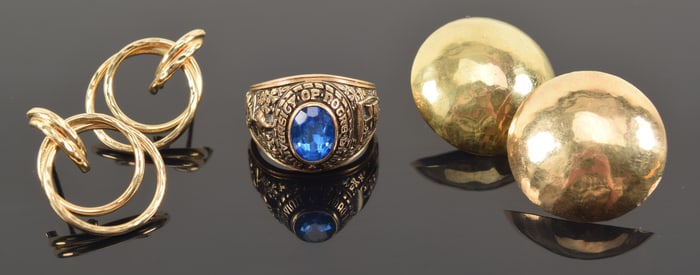 Lot of 14K gold jewelry. 1) University of Notre Dame class ring with synthetic sapphire. Ring size