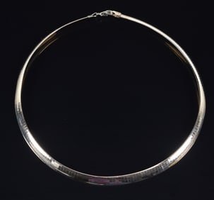 14K gold reversable choker necklace. White and yellow gold. Clasp marked 14K. Necklace diameter when
