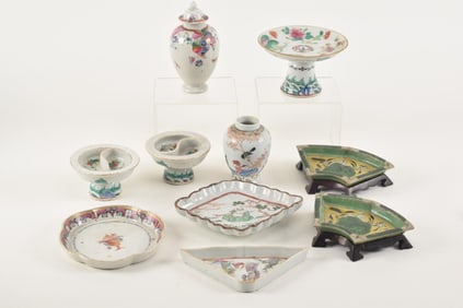 Lot of 10 pieces of famille rose decorated Chinese export. 18th/early 19th century.
