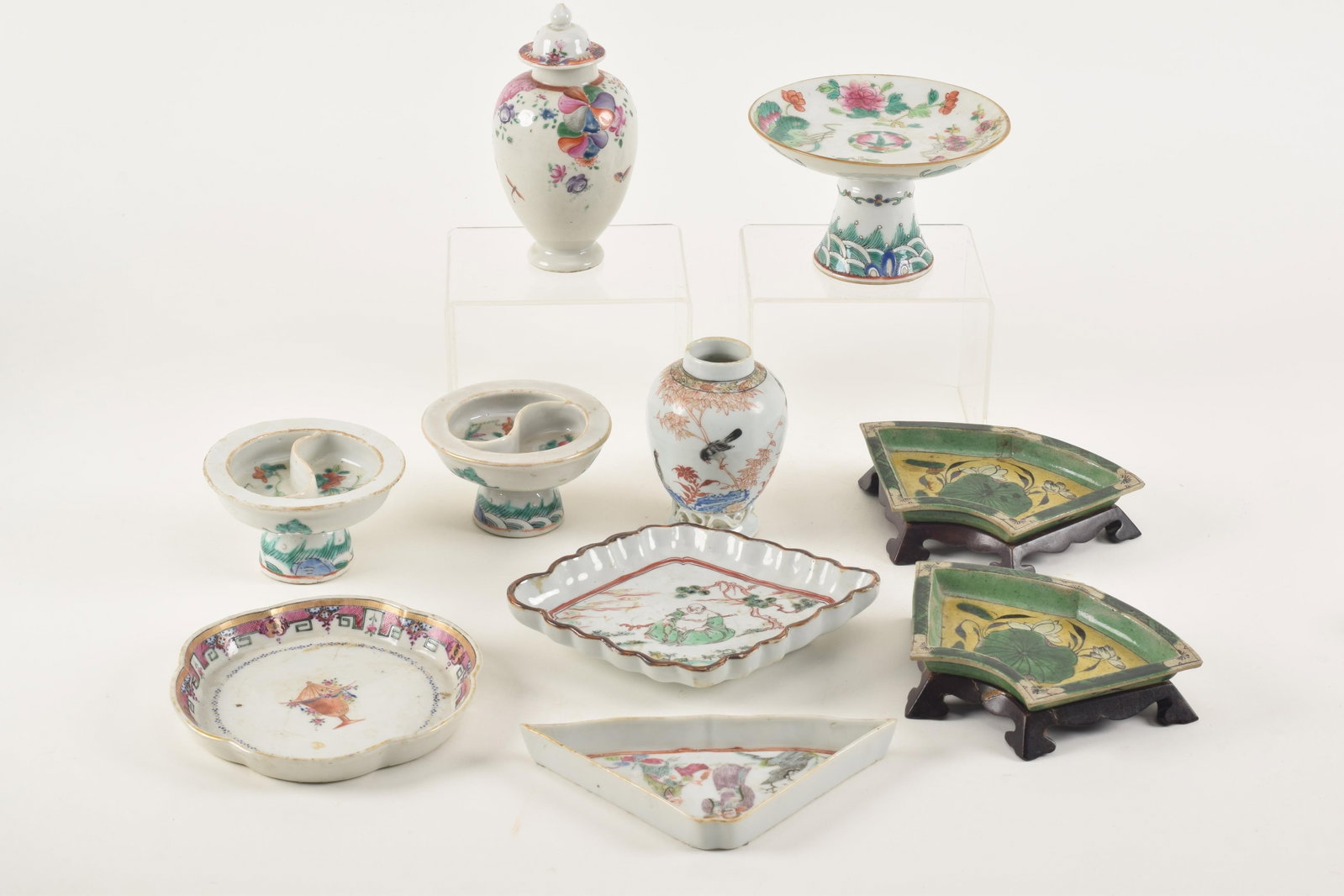 Lot of 10 pieces of famille rose decorated Chinese export. 18th/early 19th century.: Lot of 10 pieces of famille rose decorated Chinese export. 18th/early 19th century.