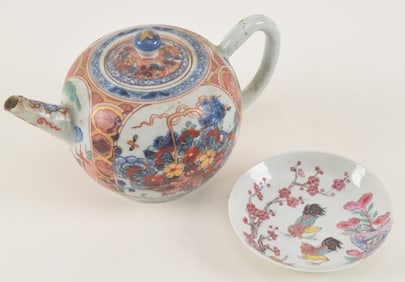 2 pieces of Chinese export porcelain. Ca. 1800. To include: a teapot and saucer. Repair to teapot