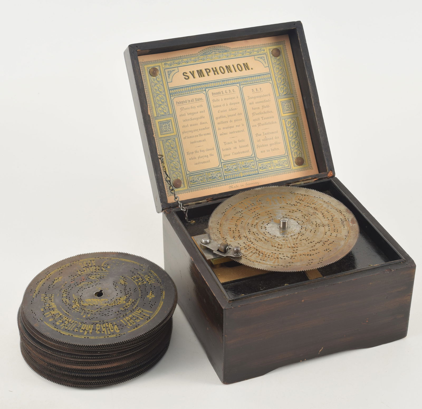 Small disc music box. Together with an assortment of discs. (1 of 5)