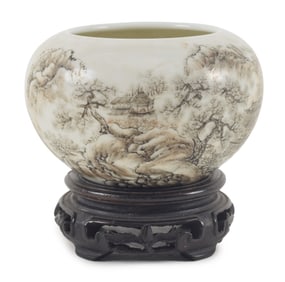 Porcelain water coupe. Yung Cheng mark (1722-1735) and of the period. Finely painted grisaille