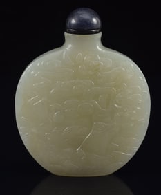 Jade snuff bottle. China. 18th century. Imperial work shop type. Surface finely carved with a