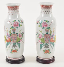 Pair of porcelain vases. China. Early 20th century. Famille rose decoration of the Hundred Antiques.