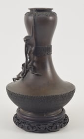 Bronze vase. Japan. Meiji period (1868-1912). Decoration of monkeys in high relief. Fitted stand.