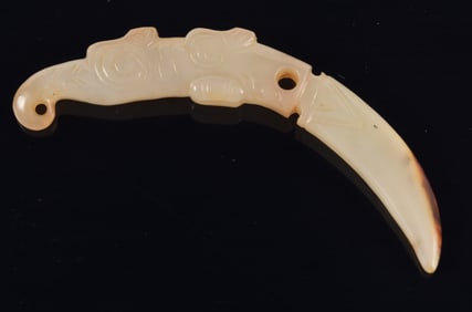 Jade knot pick. China. 18th century or earlier. 2.25in.