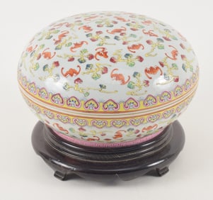 Porcelain box. China. Kuang Hsu mark (1875-1908) and of the period. Decoration of bats and clouds.