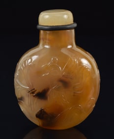 Agate snuff bottle. China. Ca. 1850. Well hollowed. Surface carved in relief with a bow hunter with