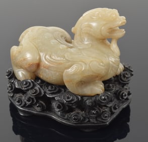 Jade animal. China. Chien Lung period (1735-1796). Study of a winged pi hsieh. Celadon stone. Cloud