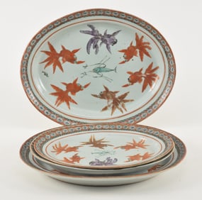 4 Chinese export porcelain platters, mid 19th century. 3 graduated platters of a similar design with