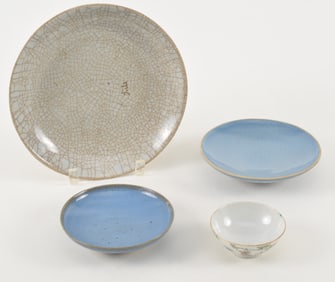 Lot of 4 porcelain plates. China. 19th century. One of a crackle ware, 2 chun style and a famille