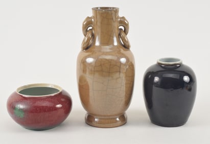 Lot of 3 porcelains. 2 vases and a jar. China. 19th century. Losses.