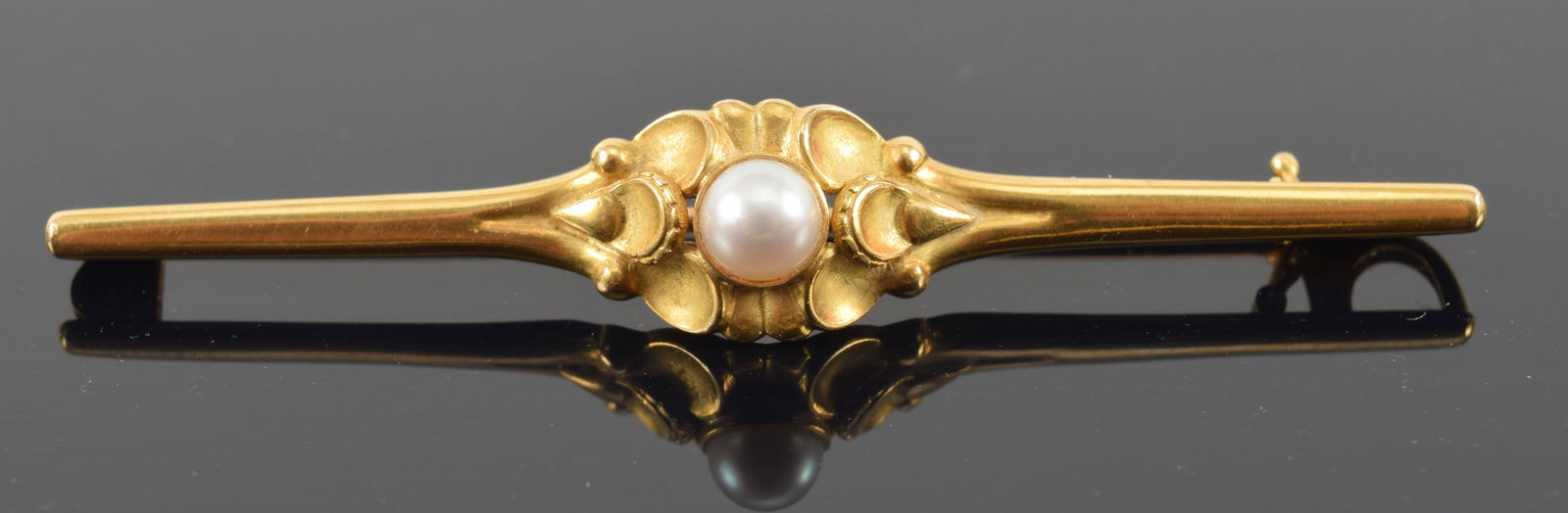 Georg Jensen, Denmark. 18K gold and pearl set bar pin in original box. #281. 765 hallmark. 0.166: Georg Jensen, Denmark. 18K gold and pearl set bar pin in original box. #281. 765 hallmark. 0.166 ozt. Width 1 1/4 in.