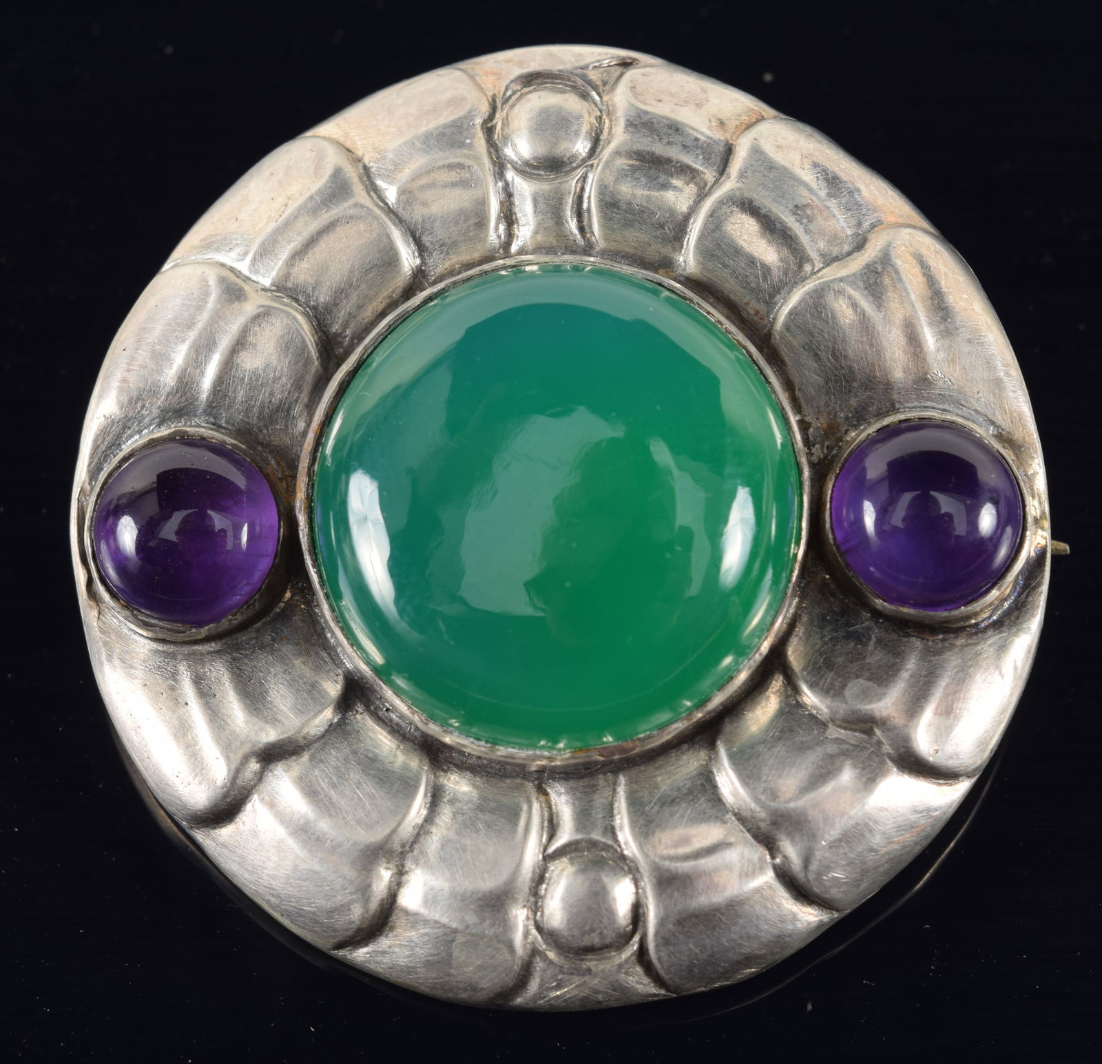 Georg Jensen, Denmark. Sterling silver brooch. Foliate wreath with chrysoprase and amethyst. #149. 1: Georg Jensen, Denmark. Sterling silver brooch. Foliate wreath with chrysoprase and amethyst. #149. 1 ozt. Width 1 5/8 in.
