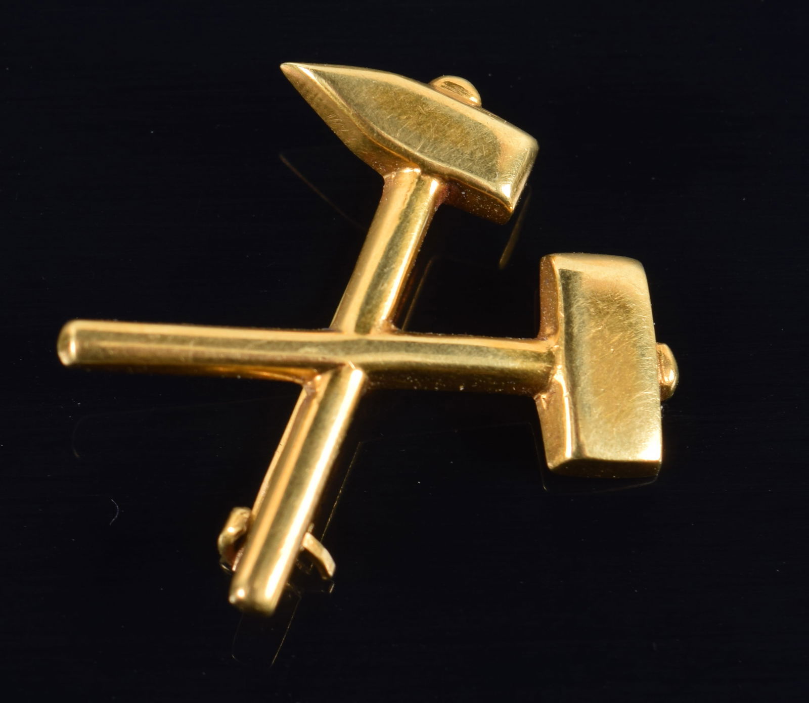 Tiffany & Co. Makers 14K gold tradesman pin. Crossed hammer design. Marked on reverse. 7/8in length.: Tiffany & Co. Makers 14K gold tradesman pin. Crossed hammer design. Marked on reverse. 7/8in length. 2.9 grams.
