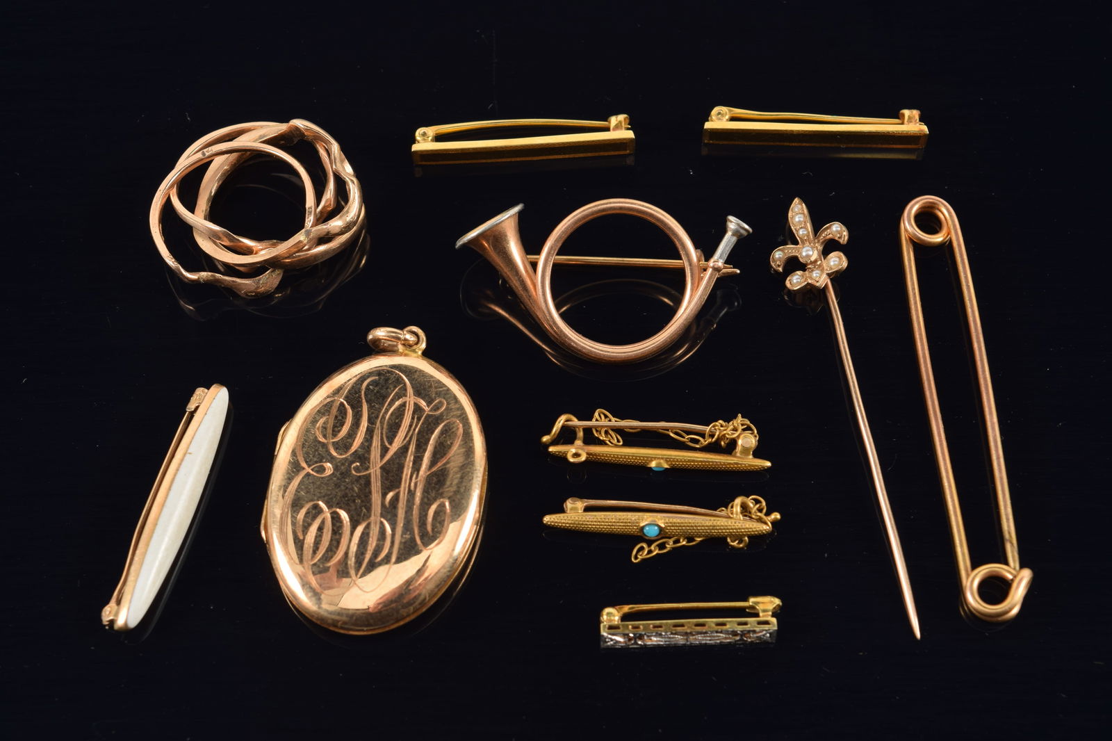 Lot of gold jewelry and accessories. To include: 1) Antique 15K gold locket. Monogrammed. 4.5 grams. (1 of 5)