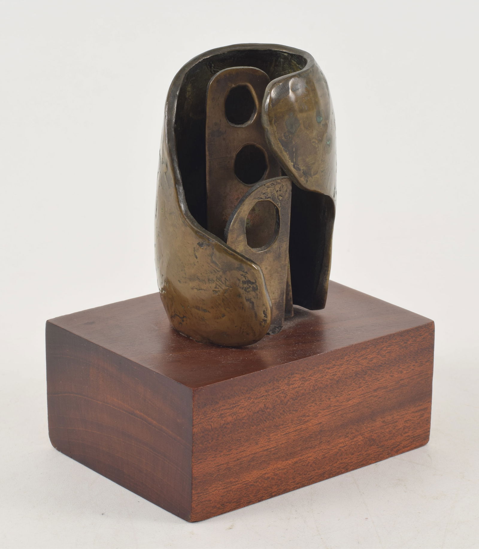 Henry Moore style "Helmut Head" bronze sculpture on wood stand. Mid 20th century. Unsigned. Bronze (1 of 12)