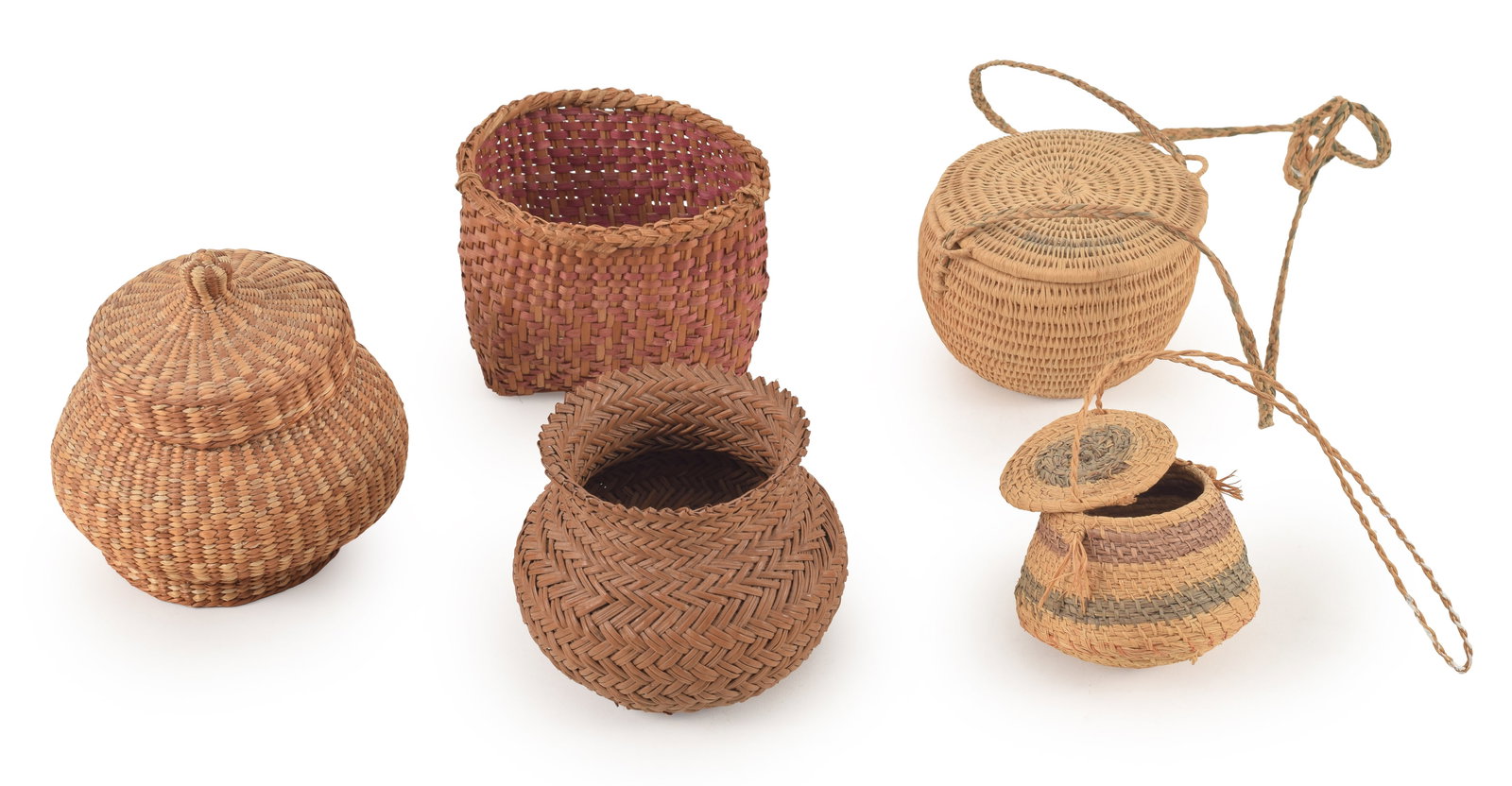 5 American Indian woven baskets. Probably West coast region. Lidded basket measures 4.25in high.: 5 American Indian woven baskets. Probably West coast region. Lidded basket measures 4.25in high.