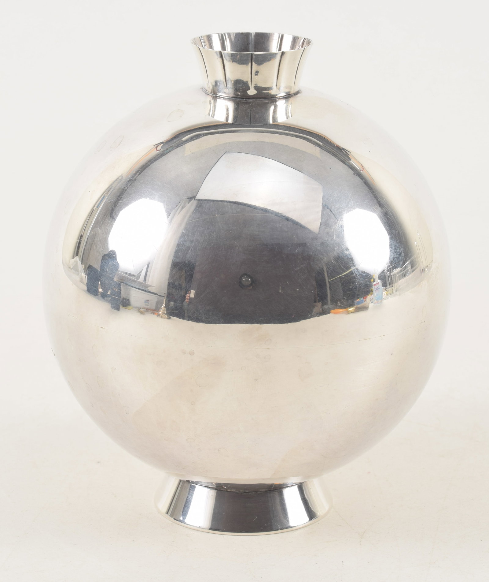 Gorham sterling silver "East Wind" series modernist cylinder form vase. Height 5 3/4 in. 9.04 ozt.: Gorham sterling silver "East Wind" series modernist cylinder form vase. Height 5 3/4 in. 9.04 ozt.