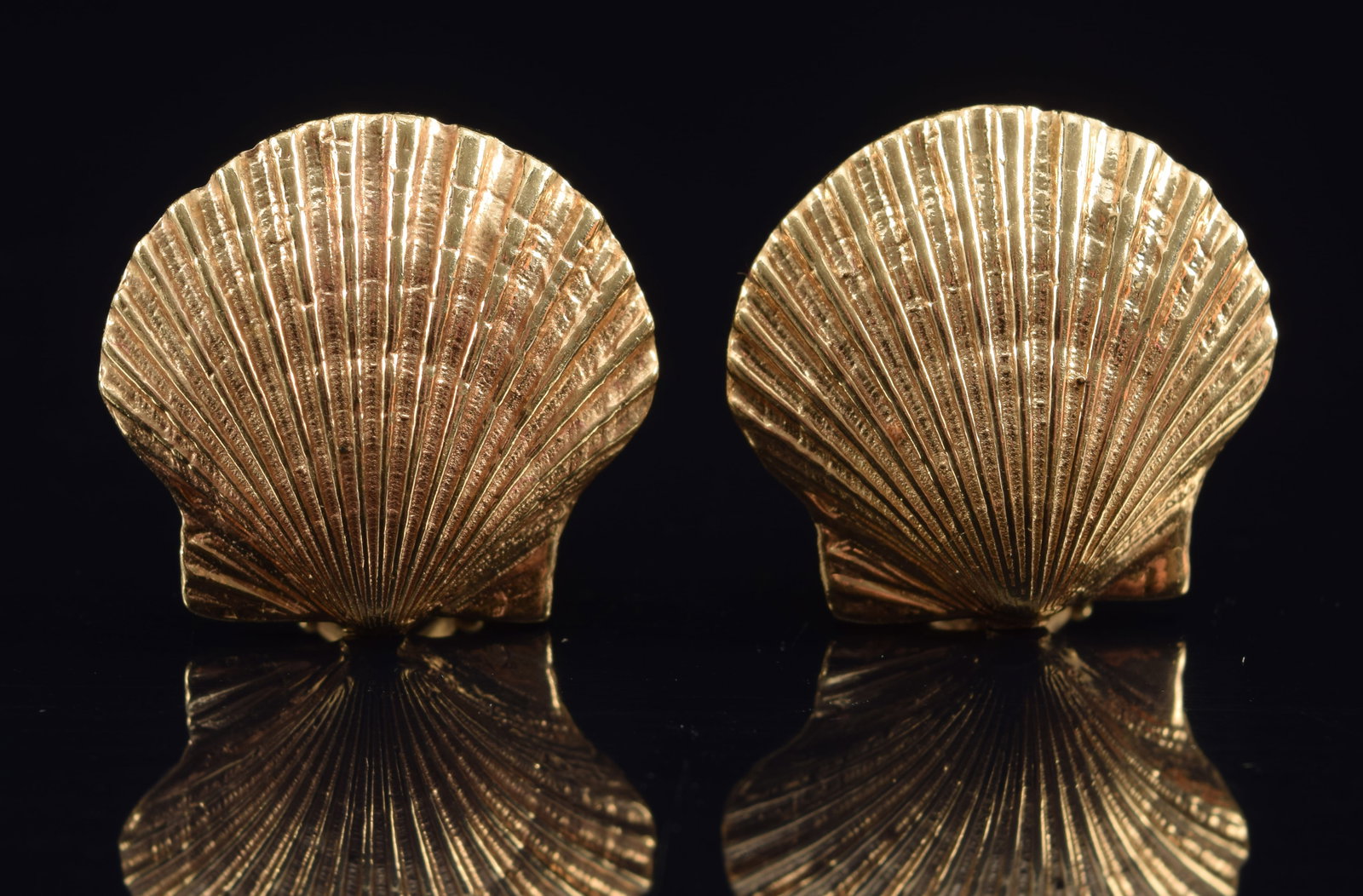 14K gold shell form earrings. Marked 14K and DM. 0.75in length. 9.7 grams.: 14K gold shell form earrings. Marked 14K and DM. 0.75in length. 9.7 grams.