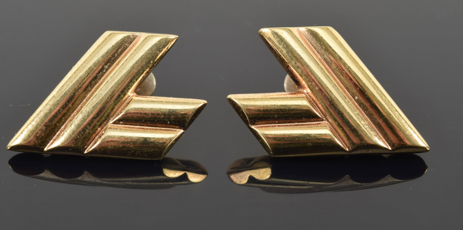 14K gold arrow form earrings. Posts marked 585. 1.25in length. 4.9 grams.: 14K gold arrow form earrings. Posts marked 585. 1.25in length. 4.9 grams.
