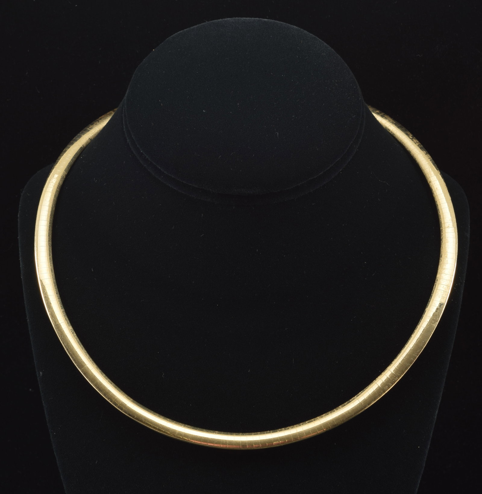 14K gold polished omega link necklace. Clasp marked 14K Italy. Interior diameter when clasped:: 14K gold polished omega link necklace. Clasp marked 14K Italy. Interior diameter when clasped: 5.5in. 38.7 grams.