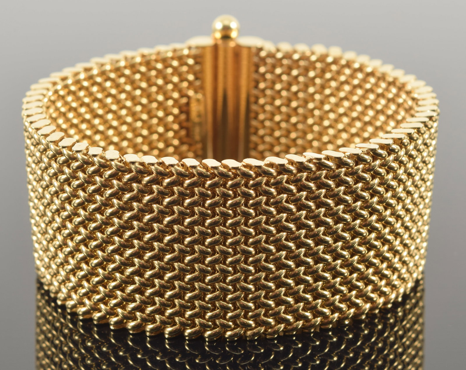 14K gold wide mesh bracelet. Sliding bar clasp. Bracelet 30mm wide. Marked 14K. 8in length. 58.2: 14K gold wide mesh bracelet. Sliding bar clasp. Bracelet 30mm wide. Marked 14K. 8in length. 58.2 grams.