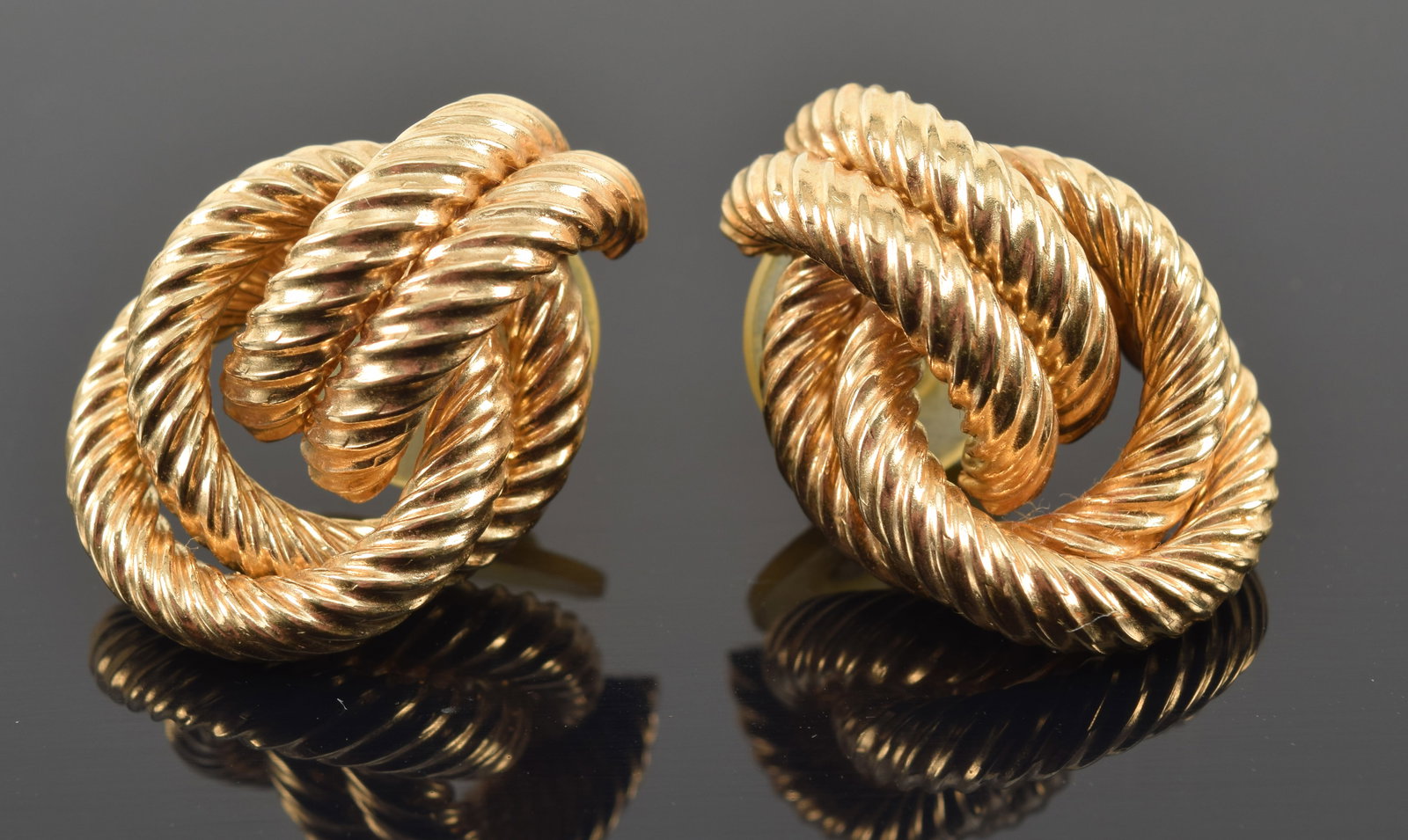 14K gold hollow interlocked tube form earrings. Posts marked. 1 1/8in length. 7.8 grams.: 14K gold hollow interlocked tube form earrings. Posts marked. 1 1/8in length. 7.8 grams.