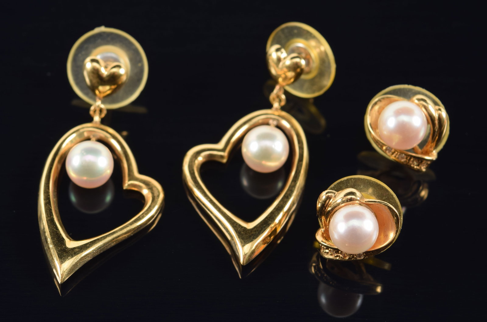 2 pairs of 18K gold pearl earrings. 1) Stud knot form with diamonds. 2) Heart form drop earrings.: 2 pairs of 18K gold pearl earrings. 1) Stud knot form with diamonds. 2) Heart form drop earrings. 7.5 grams.