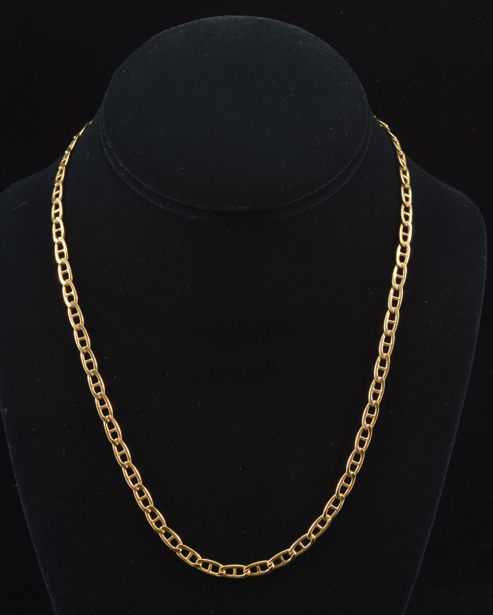 14K gold anchor chain link necklace. Marked 14K Italy and maker's mark on clasps. 18in length. 9.5: 14K gold anchor chain link necklace. Marked 14K Italy and maker's mark on clasps. 18in length. 9.5 grams.